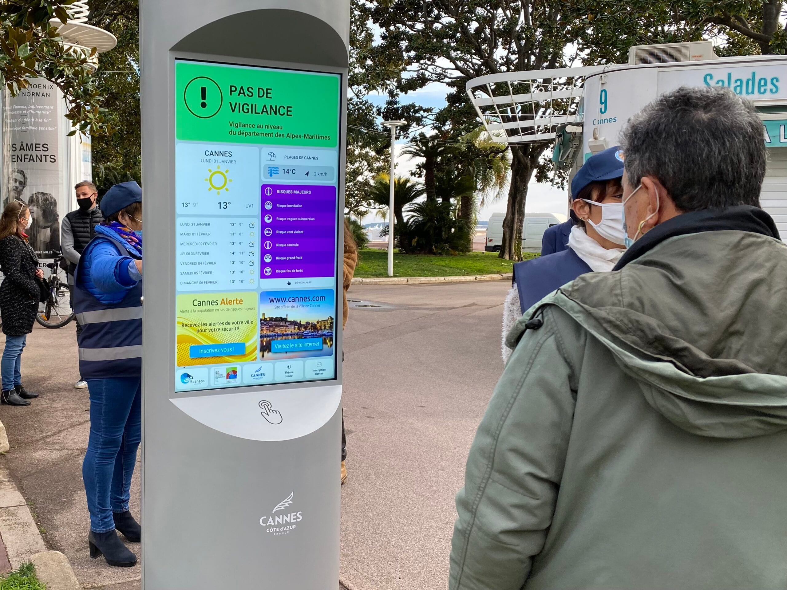 Risques majeurs : la Mairie de Cannes installe la première borne numérique de France