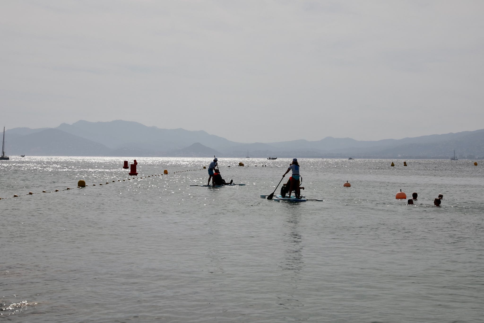 David Lisnard présente les nouveaux paddles adaptés aux personnes en situation de handicap