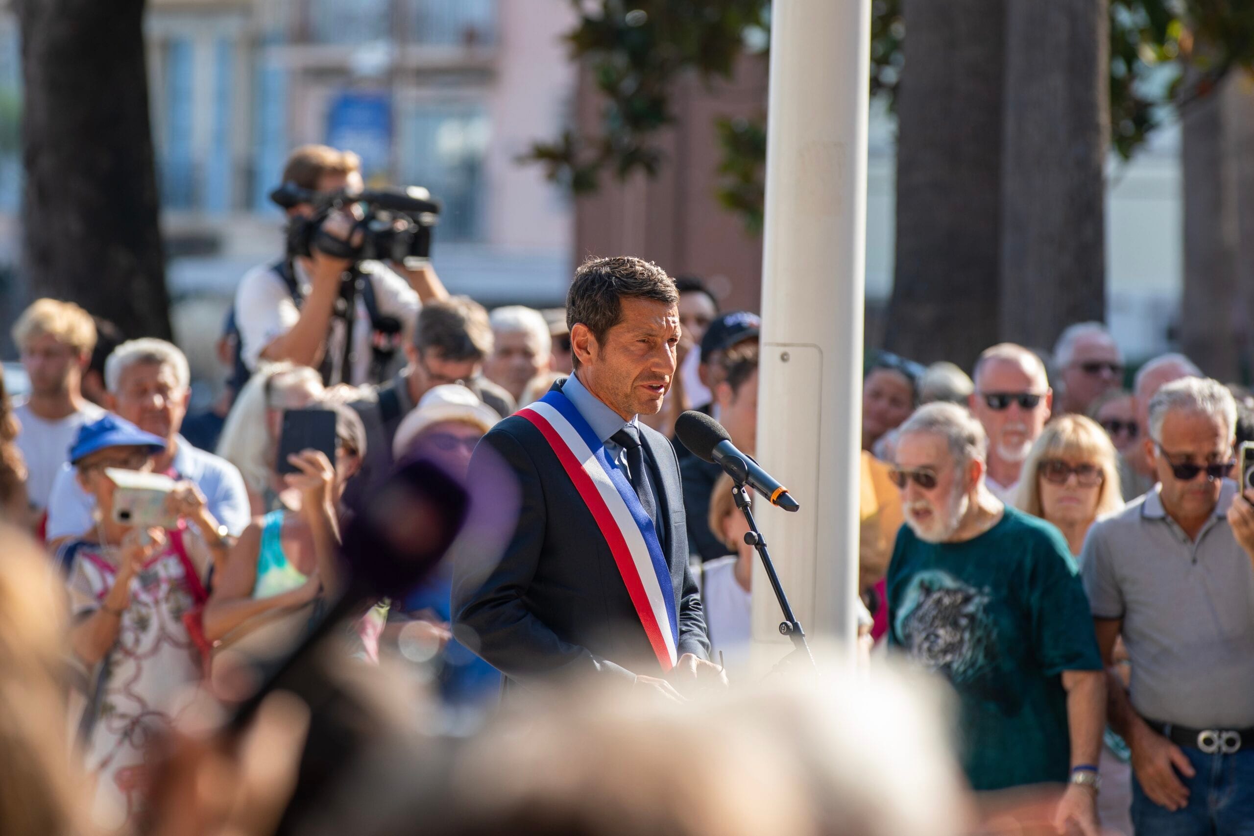 David Lisnard rend un hommage sobre à Eric Comyn, gendarme tué après un refus d'obtempérer