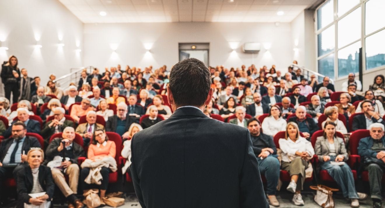 David Lisnard livre sa vision de la France devant une salle comble à l'occasion d'une conférence organisée par Les Amis de Geoffroy Boulard