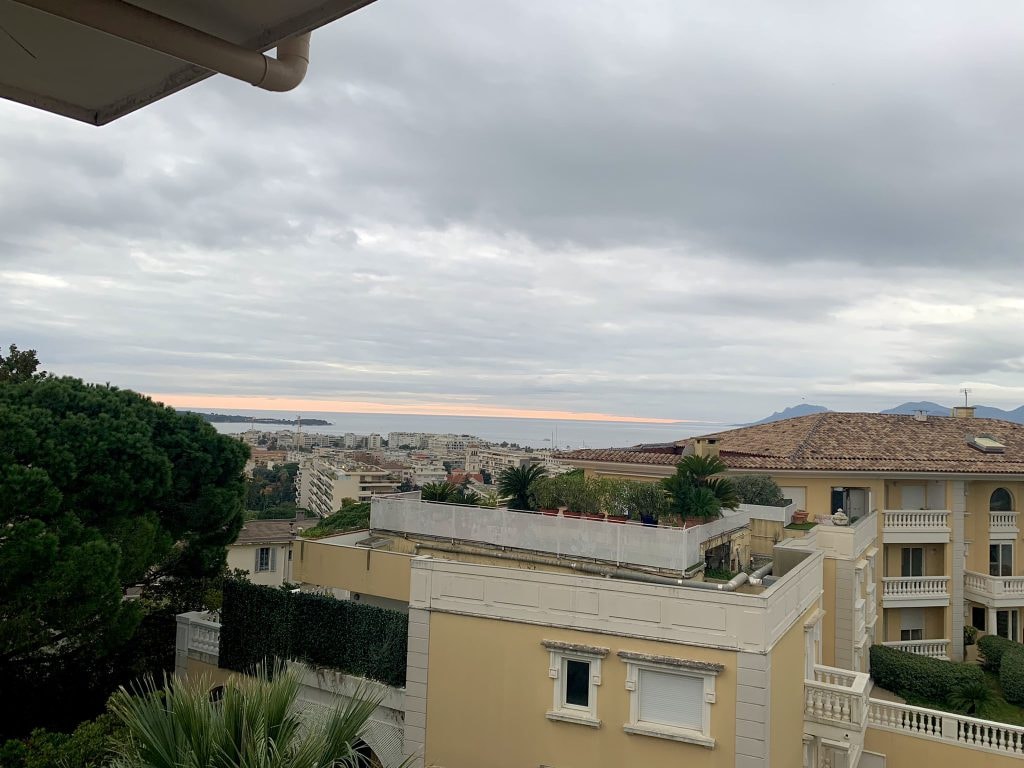 David Lisnard se rend à la Villa Morava, propriété à forte valeur de la Mairie de Cannes mise à disposition de l’ADAPEI 06, permettant à 121 adultes handicapés mentaux de travailler avec vue sur mer — illustration 1