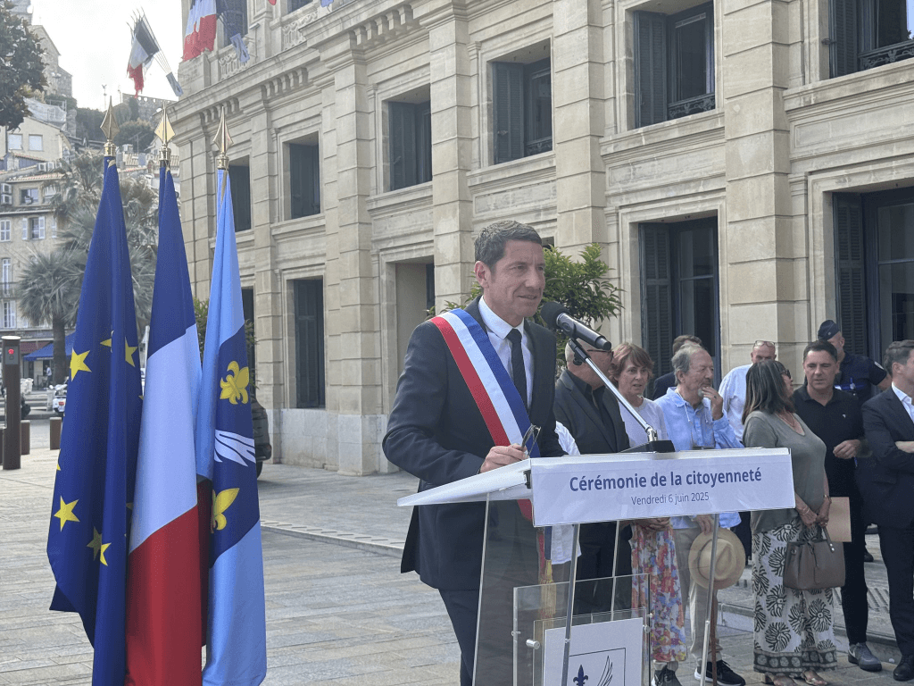 Cannes : 70 jeunes Cannois reçoivent leur première carte électorale des mains de David Lisnard — illustration 1