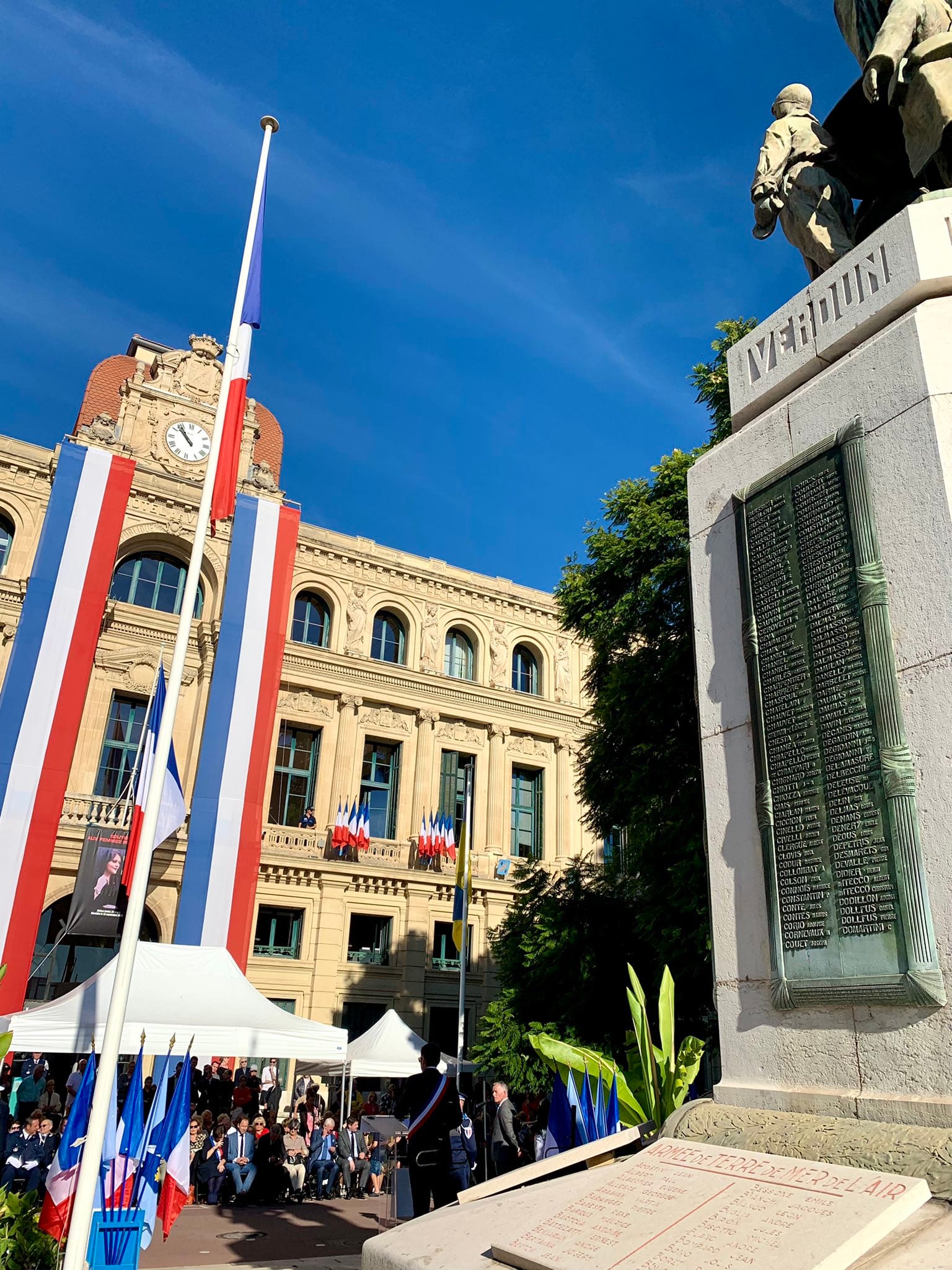 David Lisnard rend hommage aux morts pour la France à l'occasion du 104ème anniversaire de l'Armistice
