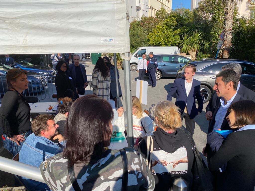David Lisnard et le sous-préfet de Grasse se rendent au centre de délivrance des titres de séjour de Cannes