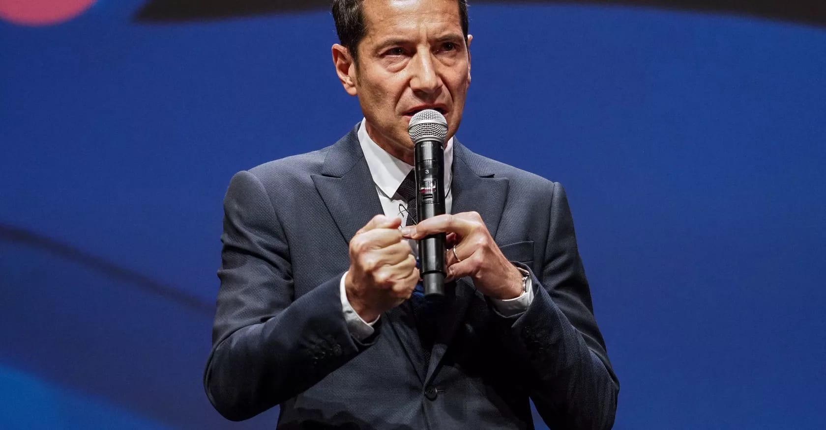 À droite, David Lisnard entame sa montée des marches