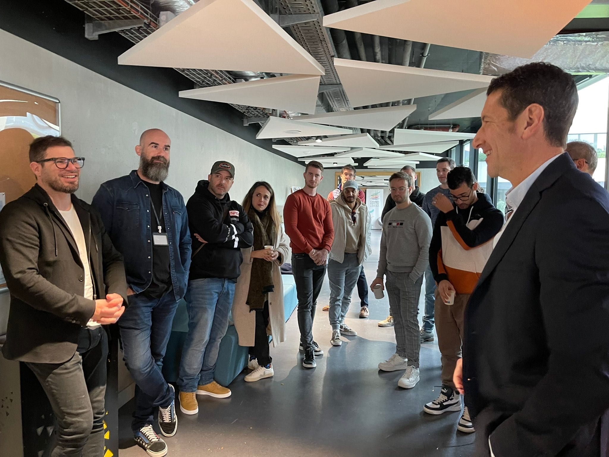 David Lisnard auprès des jeunes entrepreneurs de la Cité des entreprises du Campus Georges Méliès pour un moment d'échanges convivial