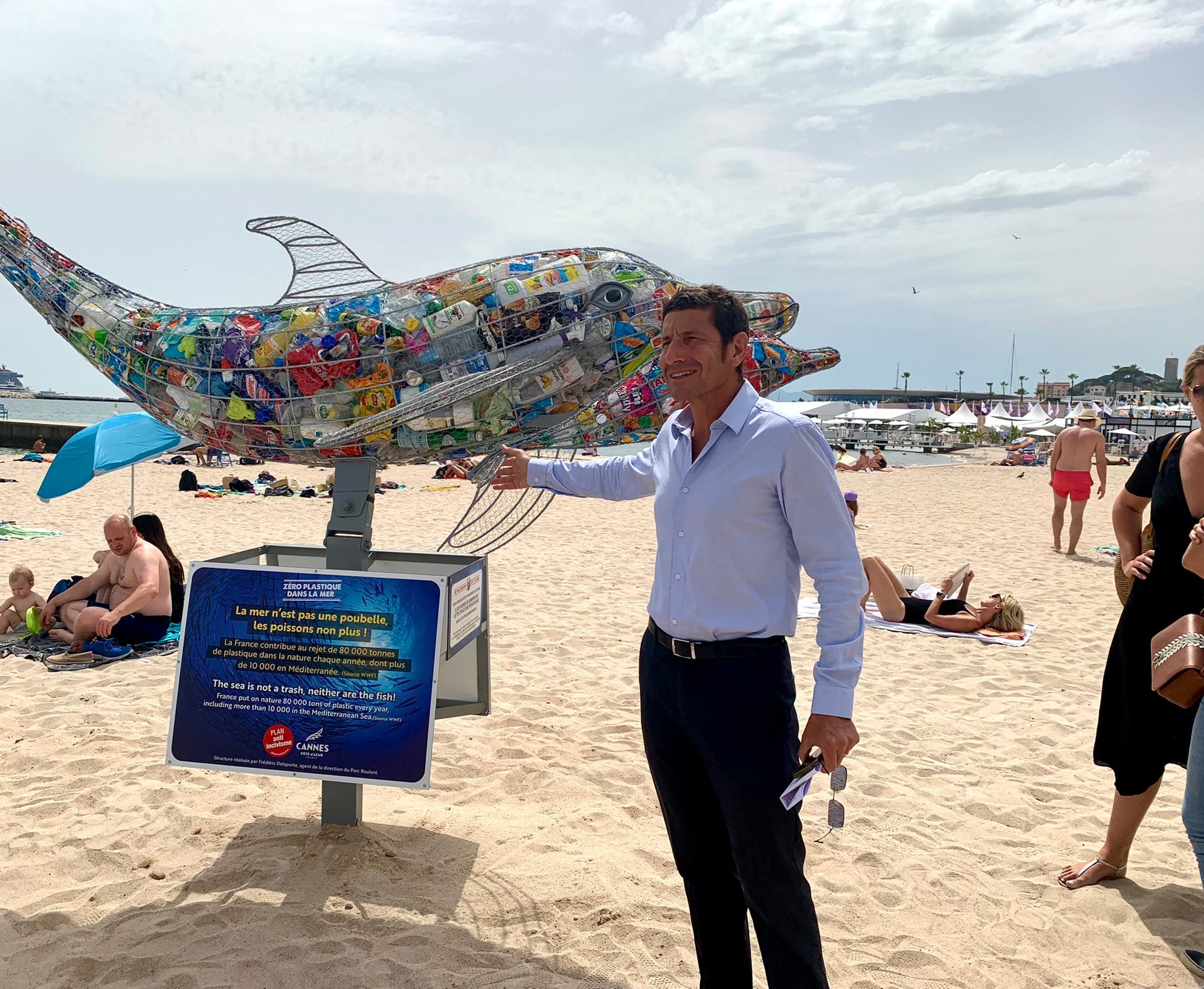 David Lisnard présente le dauphin pédagogique de la Mairie de Cannes qui sillonnera les plages pour sensibiliser la population à la protection de l'environnement