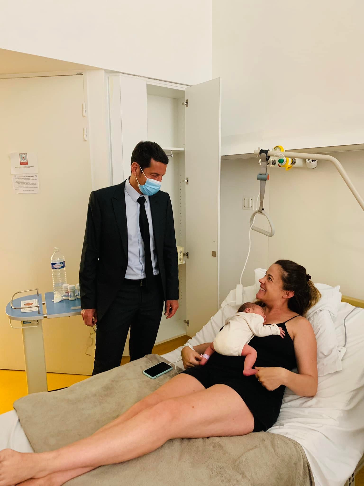 Fête des mères : David Lisnard à la maternité de l'Hôpital de Cannes et dans des EHPAD publics cannois