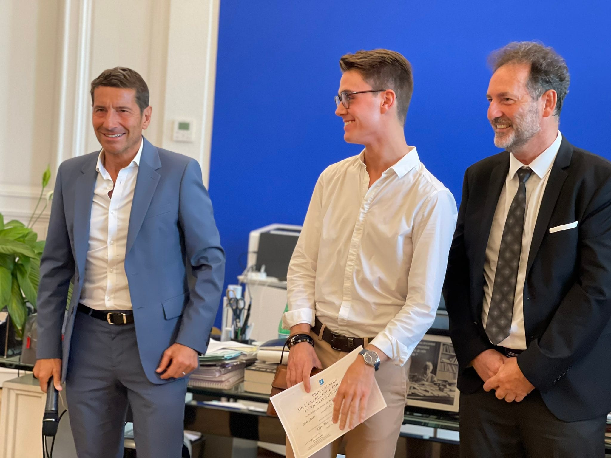 David Lisnard remet la bourse au mérite Jacqueline de Romilly aux bacheliers ayant obtenu la mention TB