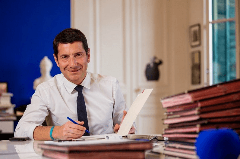 "Pourquoi le maire de Cannes David Lisnard entreprend un tour de France… sans chauffeur" (Challenges)