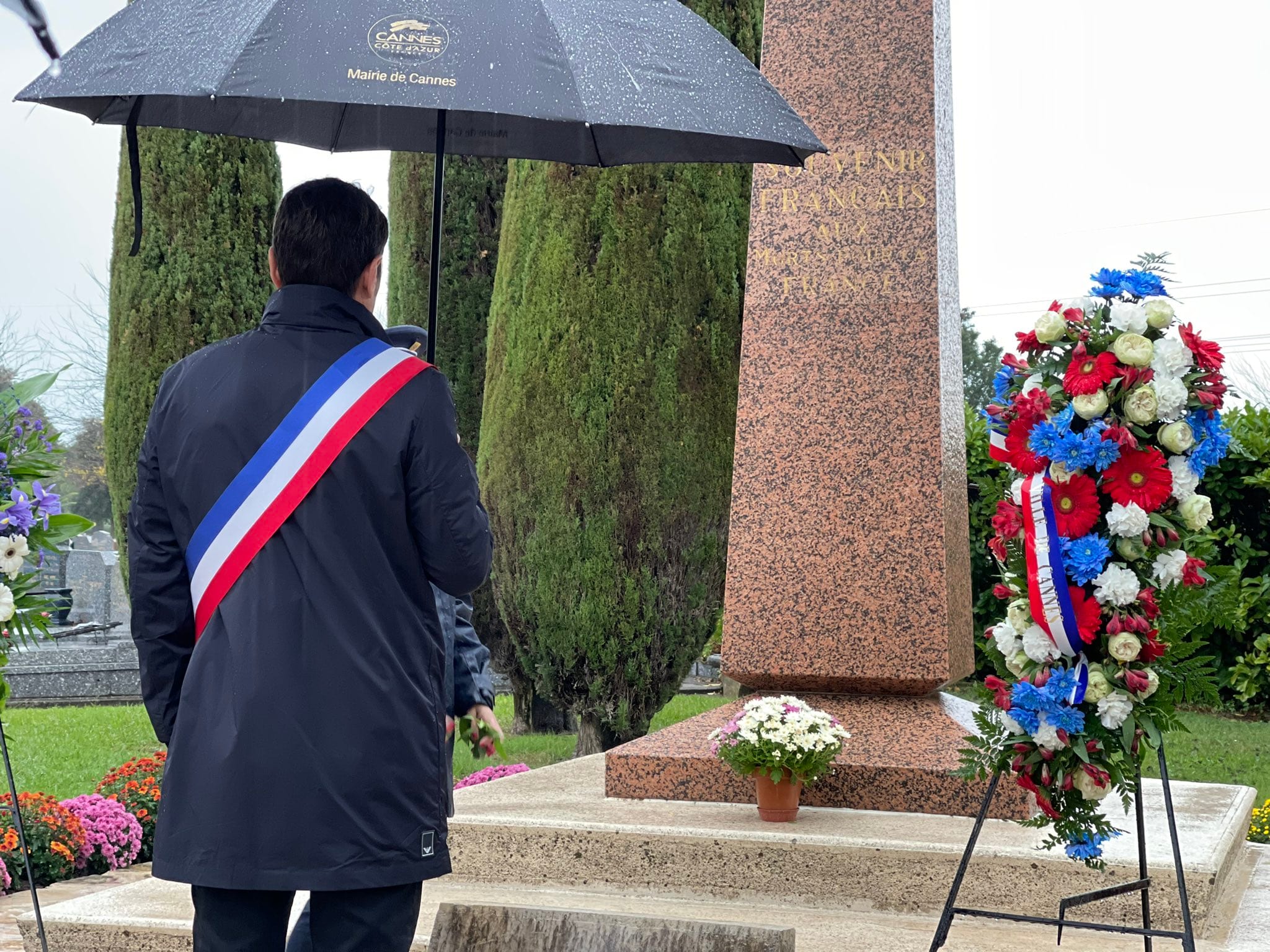 Toussaint : comme chaque année David Lisnard s’est rendu dans les cimetières cannois pour rendre hommage aux morts