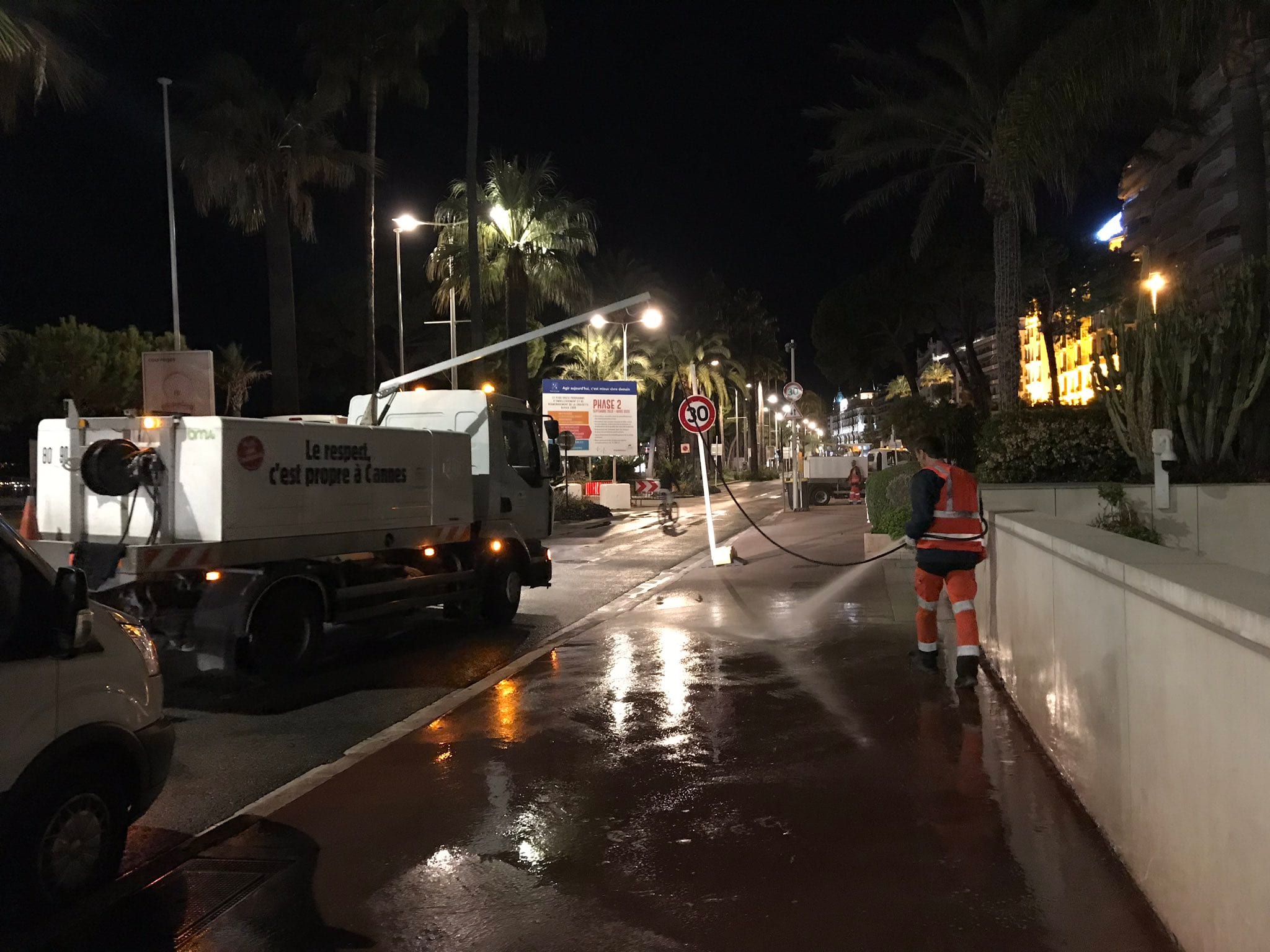 A Cannes, première ville de France à avoir obtenu l'autorisation et à avoir concrétisé sa démarche, tout un réseau parallèle de canalisations est déployé pour réutiliser les eaux usées