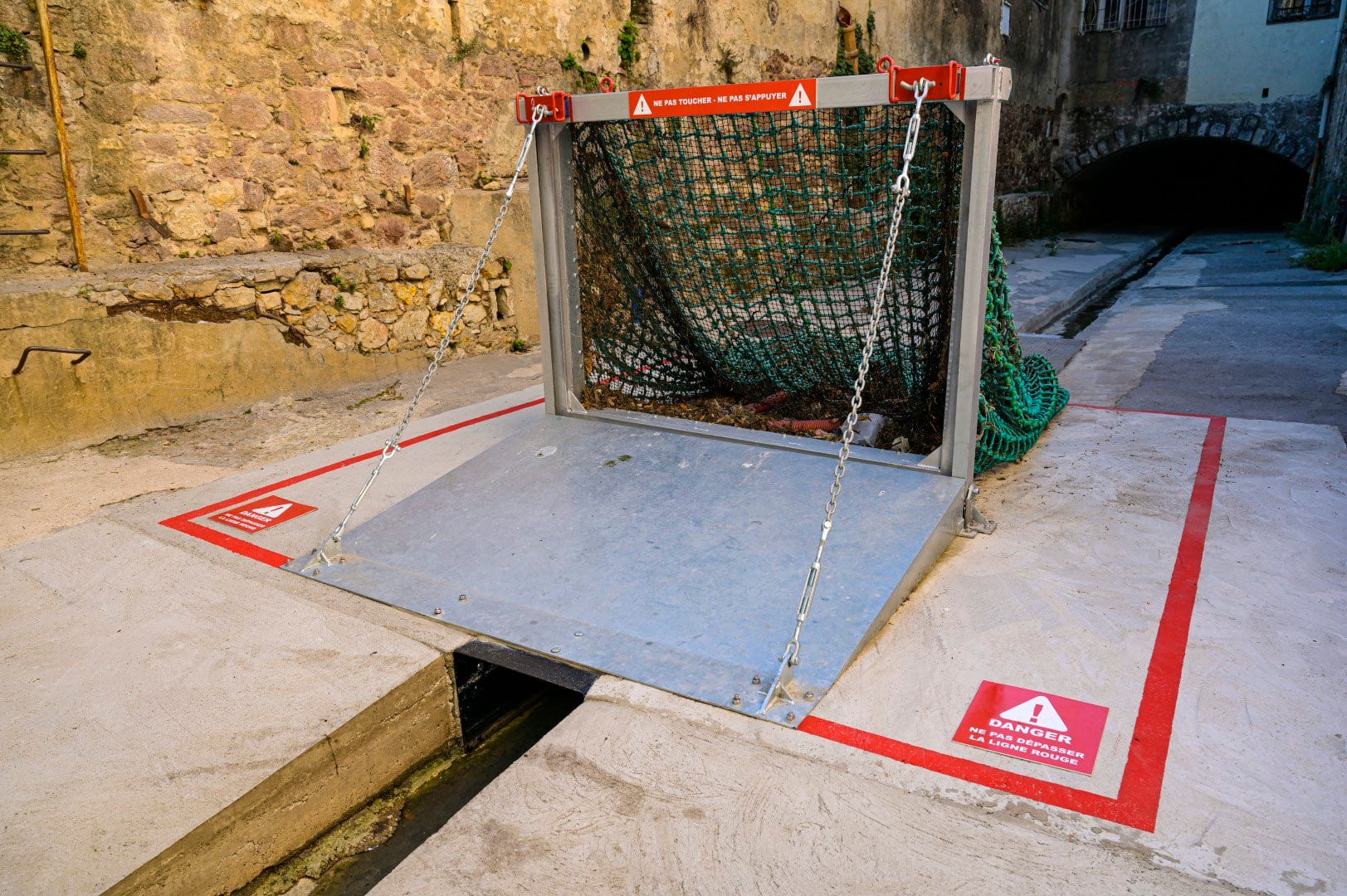 Protection de la Méditerranée : l'Agglo Cannes Lérins installe un filet de rétention des déchets innovant en un lieu stratégique