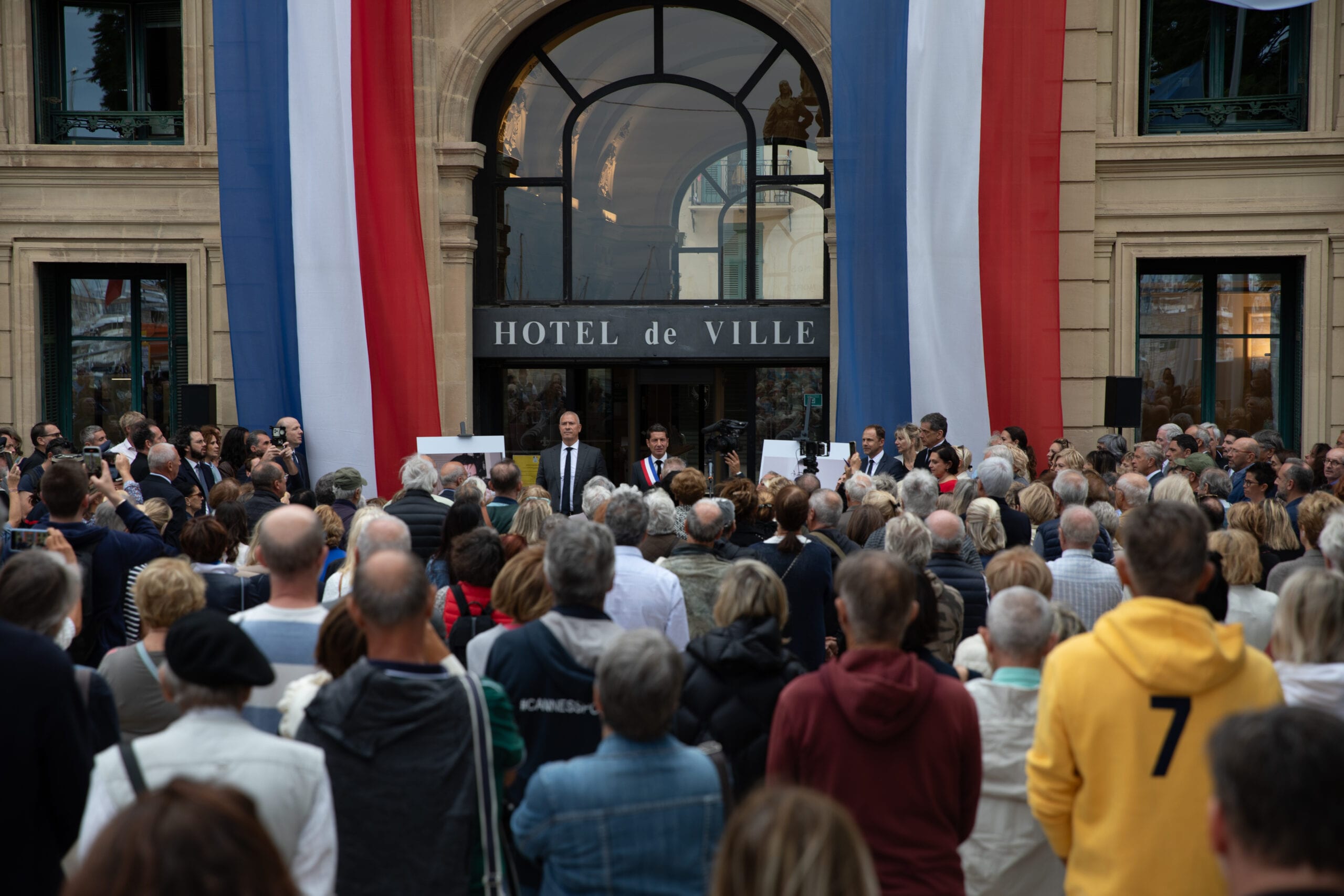 David Lisnard rend hommage aux professeurs assassinés par le terrorisme islamiste
