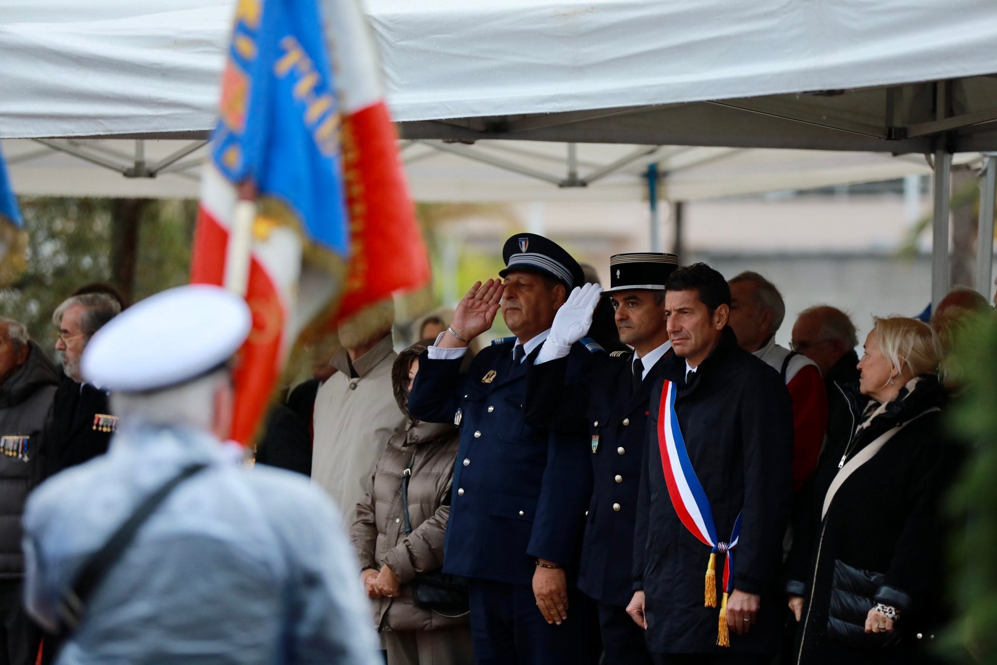 David Lisnard rend hommage au général de Gaulle pour le 53ème anniversaire de sa mort, devant la Croix de Lorraine, à Cannes