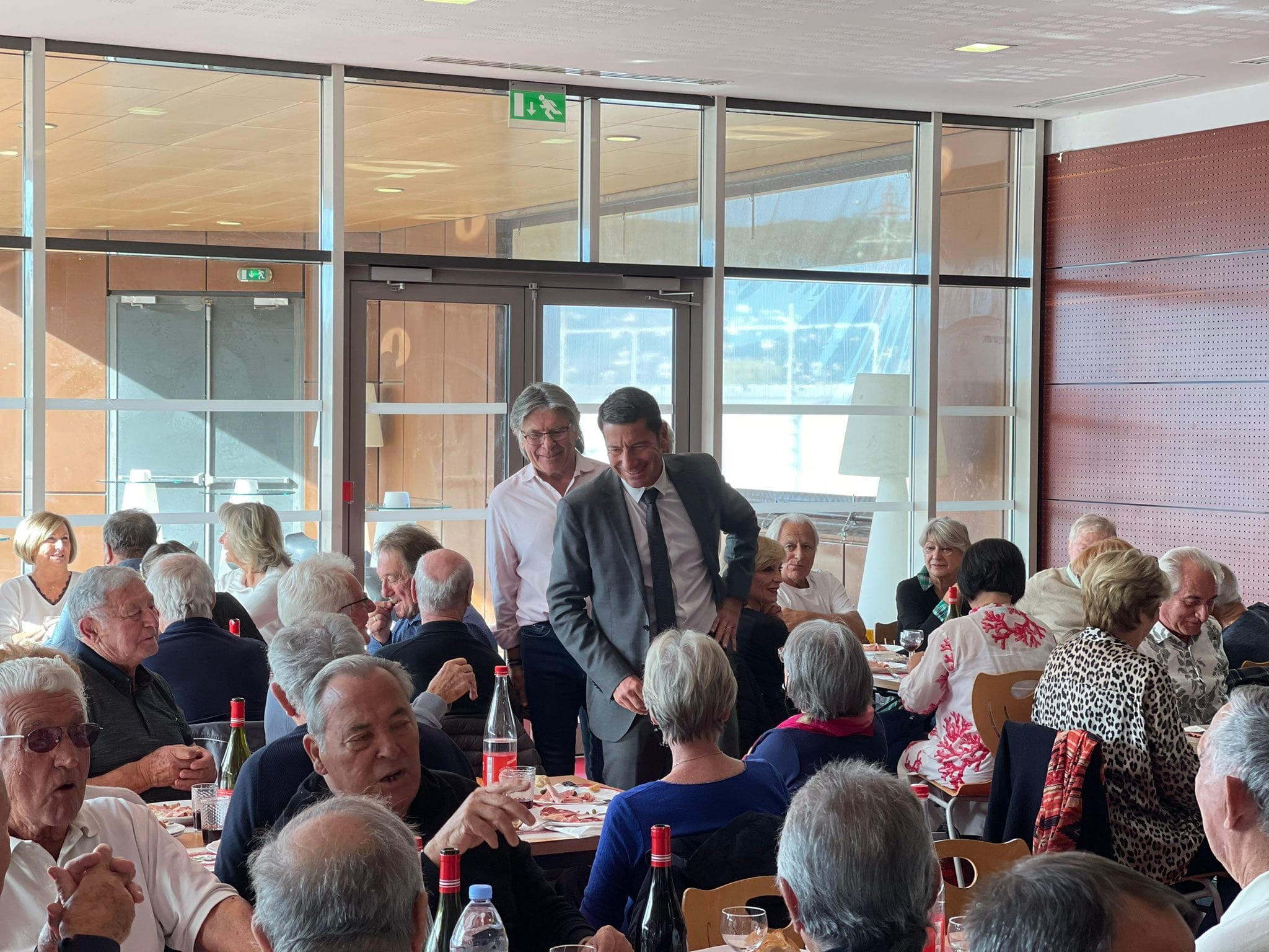 David Lisnard partage un moment convivial avec l'Association des Anciens footballeurs de l'AS Cannes, "Génération Hespérides"