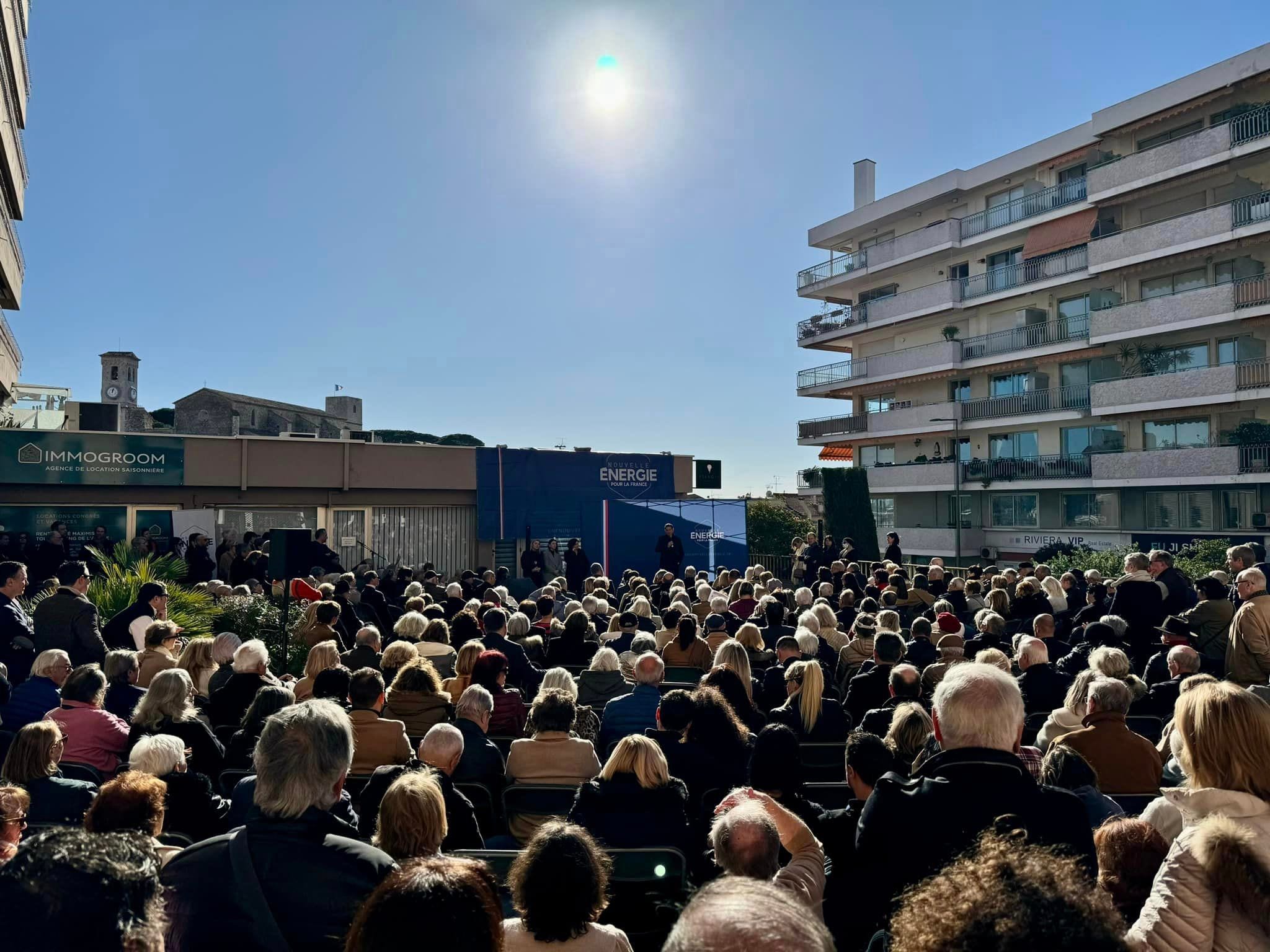 À Cannes, David Lisnard présente ses vœux aux énergies cannoises, azuréennes, mais aussi venues de toute la France, devant sa permanence historique