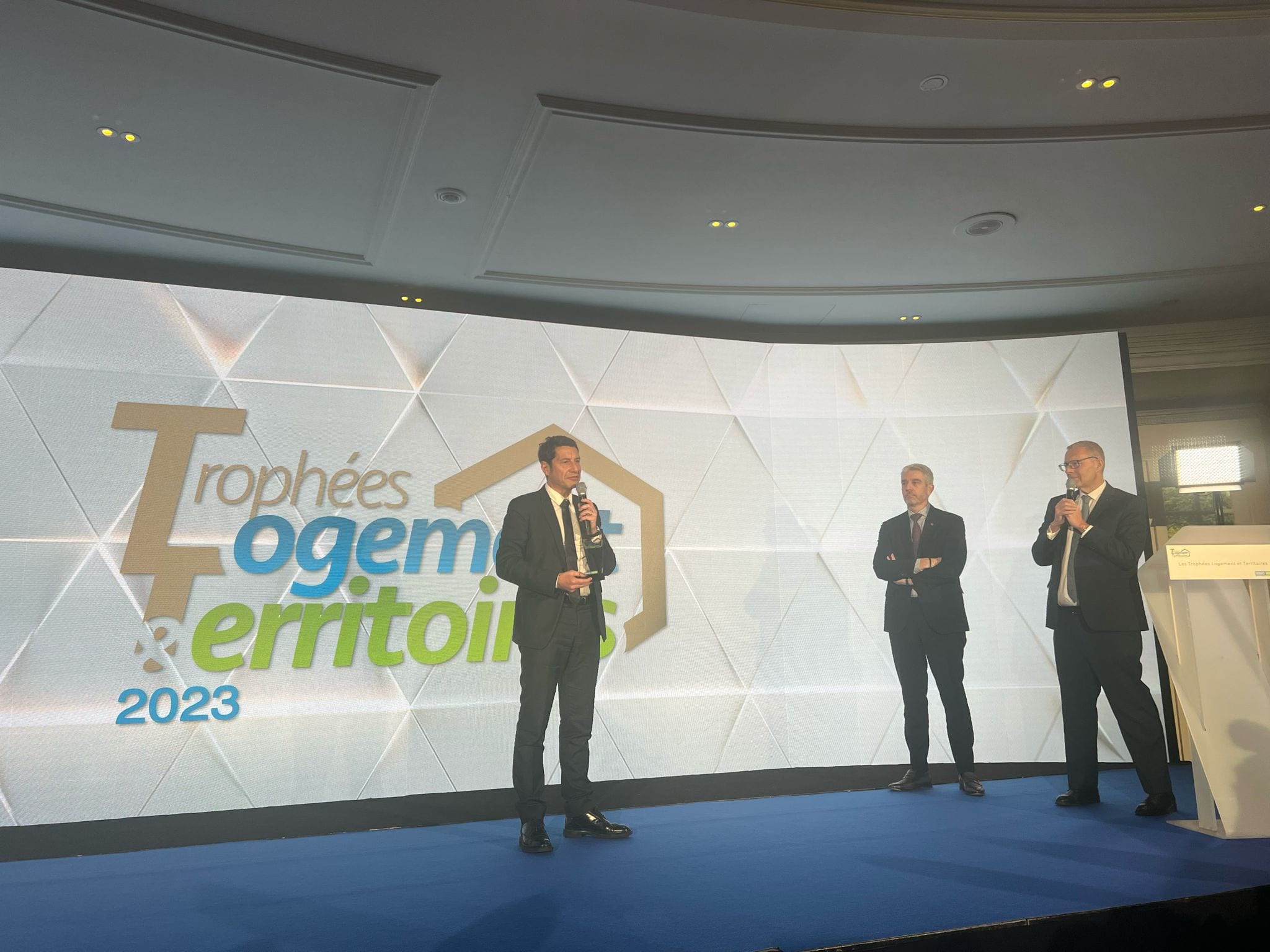 Après Christophe Robert, délégué général de la Fondation Abbé Pierre, David Lisnard reçoit le prix du jury des Trophées Logement & Territoires pour son engagement en faveur du secteur