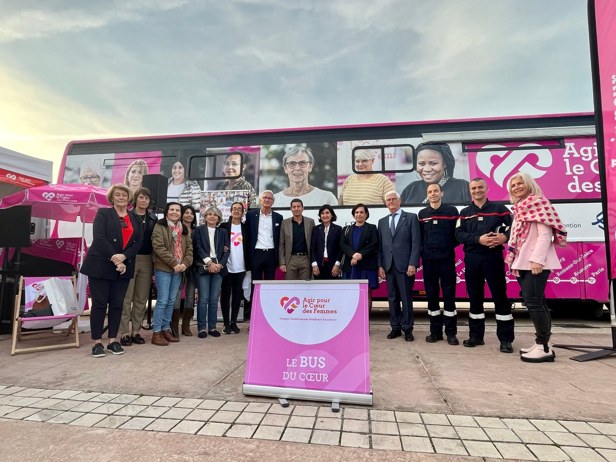 David Lisnard est venu saluer les professionnels et bénévoles du Bus du cœur des femmes à Cannes