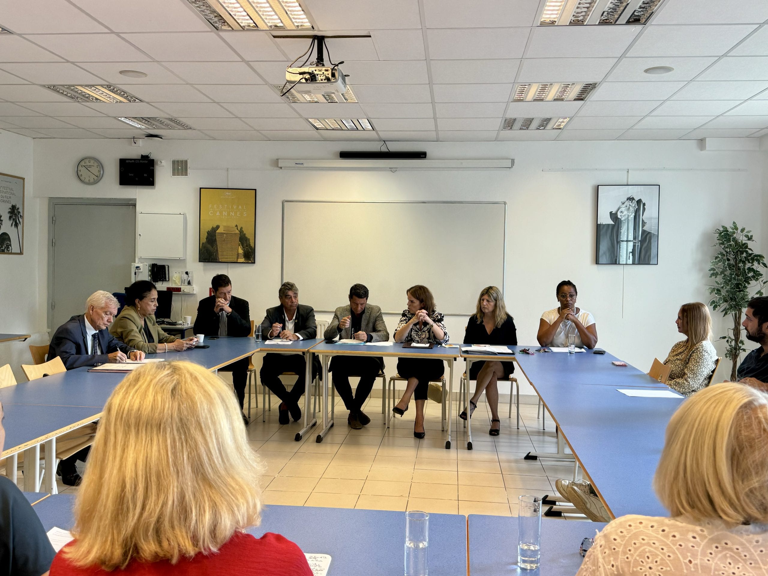 David Lisnard participe à une table ronde sur la sécurité dans un lycée cannois