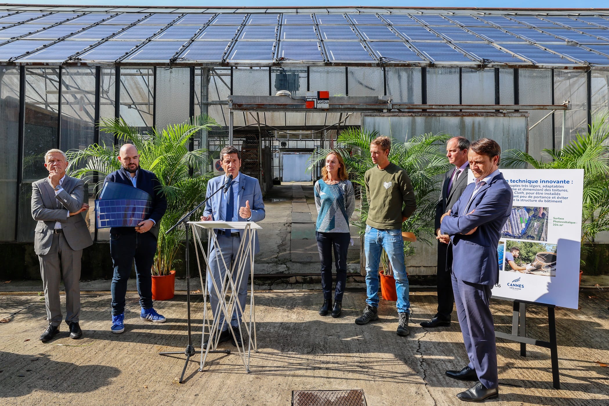 La Mairie de Cannes installe des panneaux photovoltaïques sur les serres municipales pour renforcer son autonomie énergétique