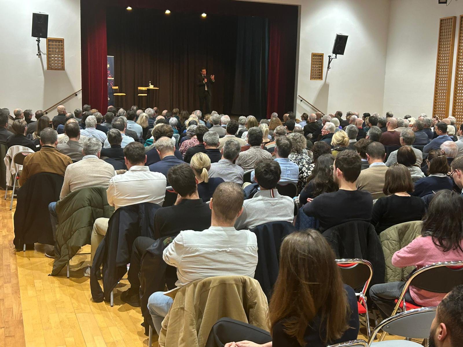 Loire-Atlantique : David Lisnard réunit plus de 300 personnes, dont de nombreux élus, à sa réunion publique