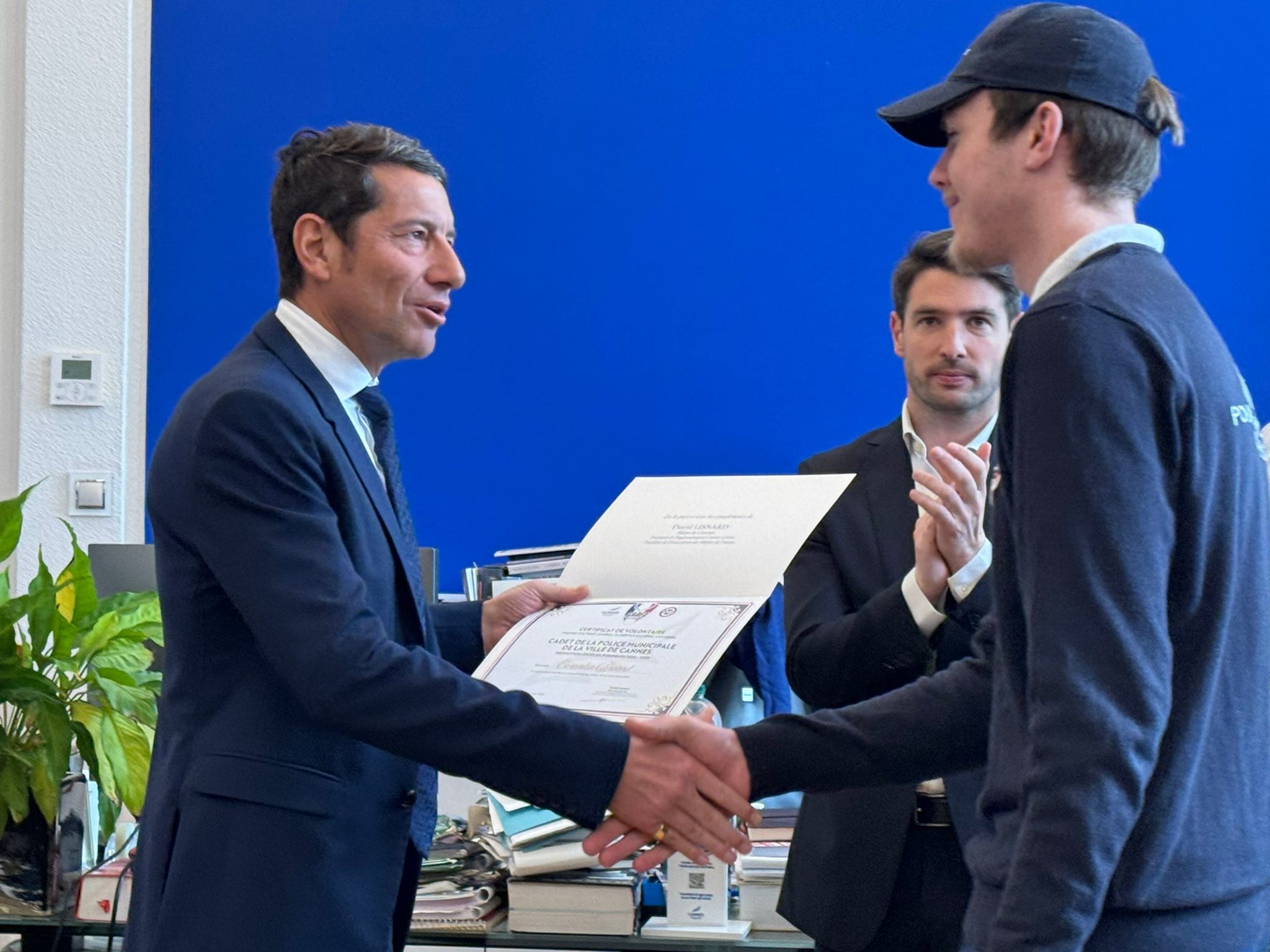A Cannes, David Lisnard remet le diplôme de Cadet de la Police Municipale à 18 jeunes volontaires