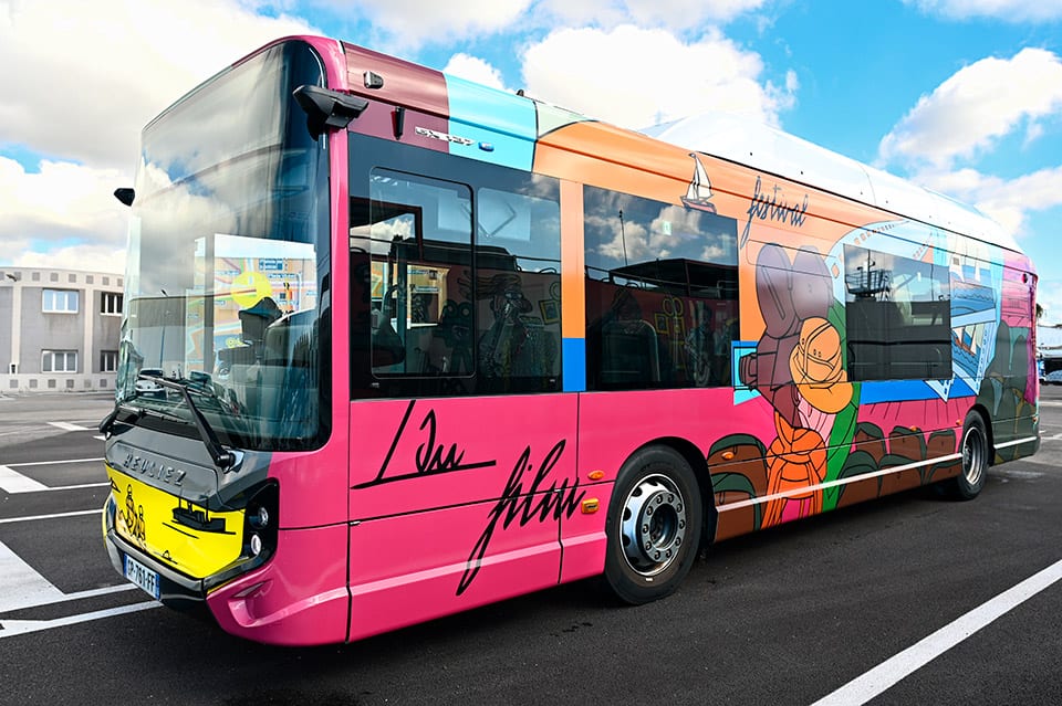 Trois bus Palm Bus habillés par l’artiste Valerio Adami