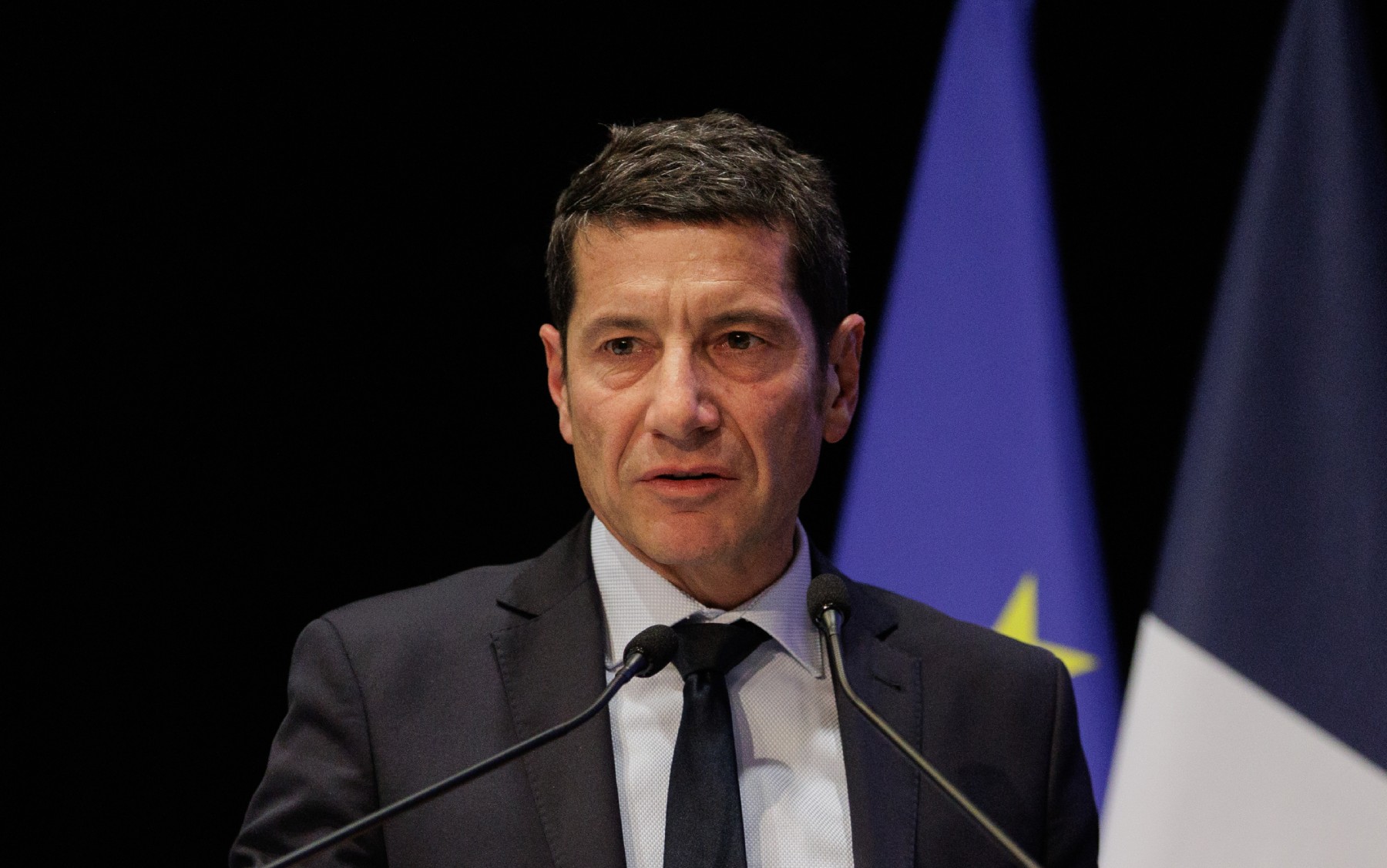 David Lisnard en costume sombre