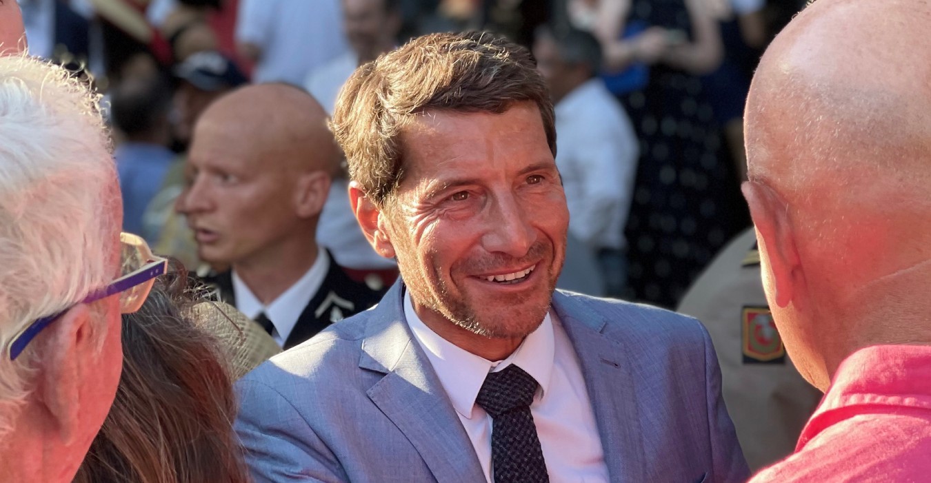 David Lisnard, en costume, au milieu d'une foule de sympathisants