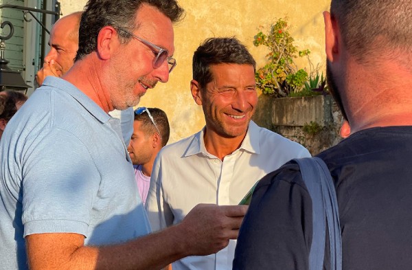 David Lisnard s'adressant à un groupe de personnes dans un cadre estival