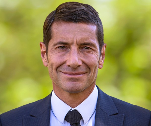David Lisnard, souriant, en costume sombre