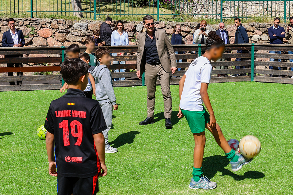 David-Lisnard-et-des-jeunes-du-quartier-du-Riou-(c)Mairie-de-Cannes_640x960